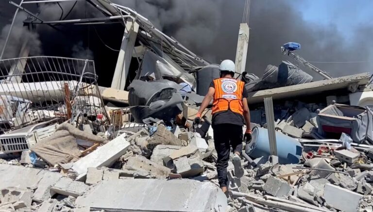 Rescatistas recuperan 77 cuerpos de una misma familia en la ciudad de Gaza