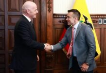Presidente de Ecuador se reúne con líderes de FIFA y Conmebol en Quito