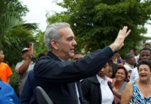 Presidente Abinader recorre sector Nuevo Amanecer de Los Alcarrizos y garantiza asistencia del Gobierno a familias afectadas