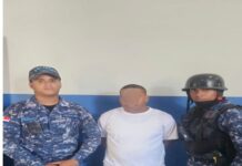 Apresan hombre en flagrante delito por presunto intercambio fraudulento de tarjeta bancaria