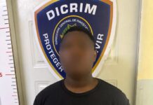Policía apresa adolescente mediante orden de arresto por despojo a mano armada captado en cámara