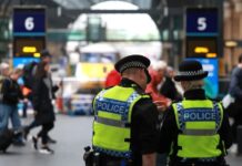 Once policías heridos en las protestas por el asesinato de un joven británico en el sur Inglaterra