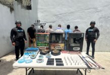Policía incauta drogas, tragamonedas y productos sin registro en Capotillo; ocho detenidos