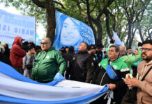 Seguidores de Cristina Fernández reclaman la libertad de su líder con un ‘banderazo’