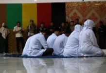 Flagelan en público a una joven pareja en Indonesia por besarse en un vídeo en TikTok