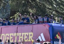 Miles de aficionados acompañan a España en la celebración de su segundo Mundial