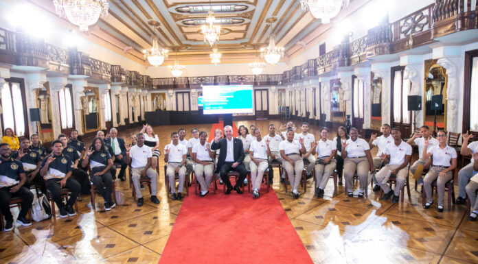 Presidente Abinader se reúne con 53 estudiantes sordos que completaron su formación en inteligencia artificial