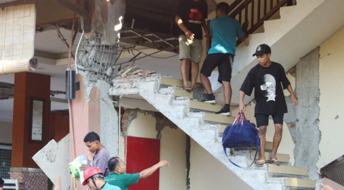 El terremoto causa 68 muertos y cerca de 10.000 desplazados en Indonesia