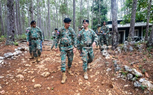 Comandante del Ejército recorre unidades fronterizas en provincias Pedernales e Independencia