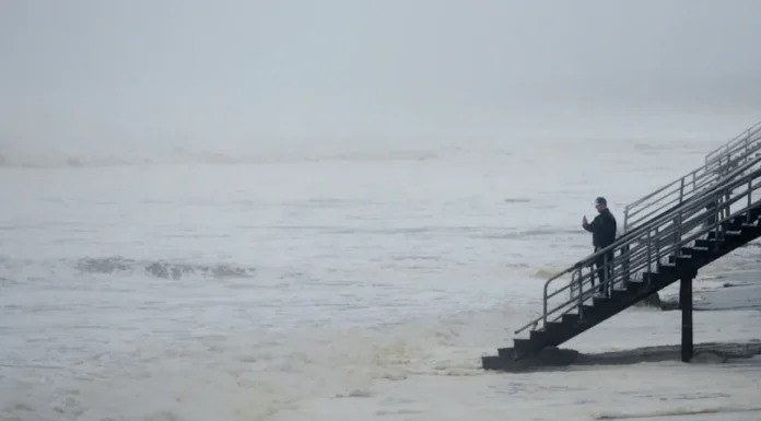 El huracán Lala se debilita a tormenta tropical tras azotar Hawái sin tocar tierra