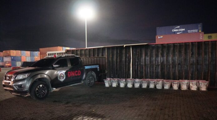 DNCD incauta 303 paquetes de presunta cocaína ocultos en el piso de un contenedor en Caucedo