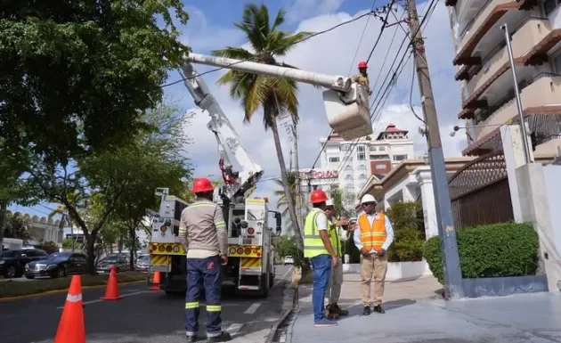 Indotel, Alcaldía del Distrito Nacional y sector eléctrico inician retiro de 300 kilómetros de cableado en desuso en la capital