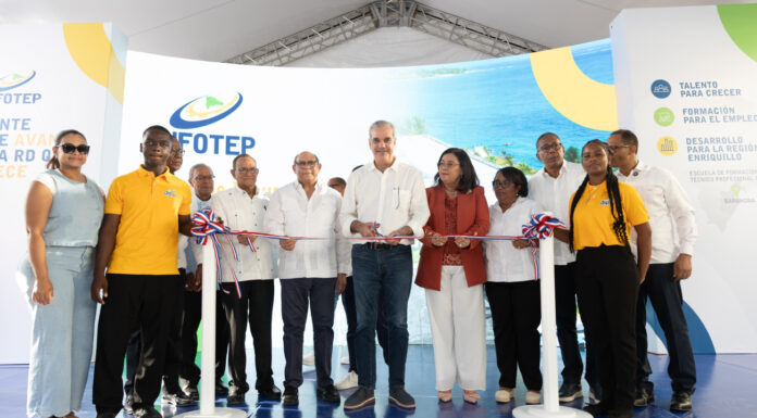 Presidente Luis Abinader inaugura Escuela de Formación Técnico Profesional Guarocuya, en Barahona