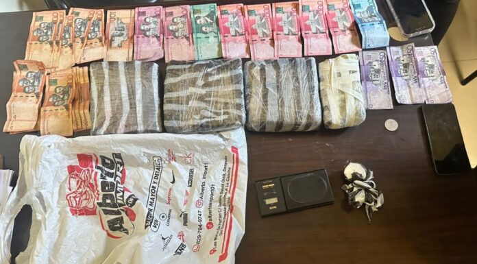 Apresan a tres hombres; ocupan armas y presuntas drogas en La Vega y San Juan