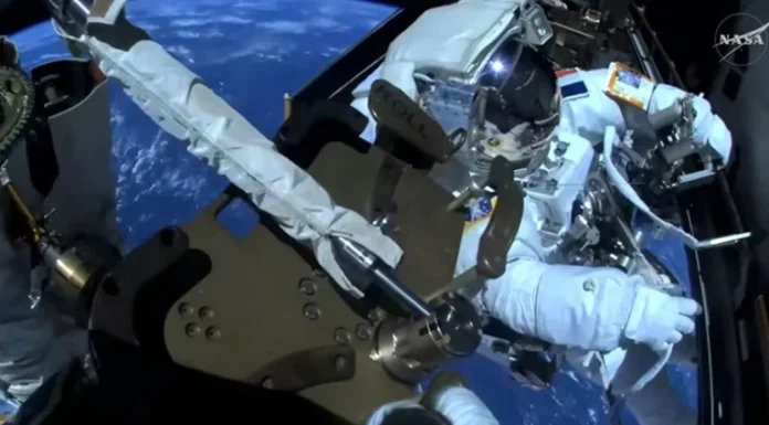 Video | Astronautas concluyen paseo espacial de seis horas y media para instalar una antena en EEI