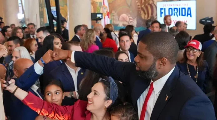 Candidato republicano a gobernar Florida apoya a Trump “en la caída del régimen” de Cuba