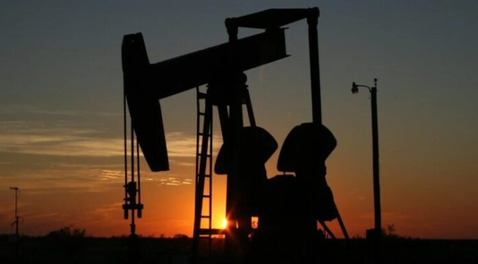 El petróleo de Texas sube un 0,02 % tras ataques en el mar Rojo y el golfo de Omán