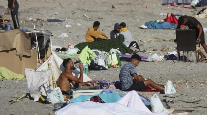 Miles de migrantes permanecen en las calles de Ceuta tres semanas después de la entrada masiva