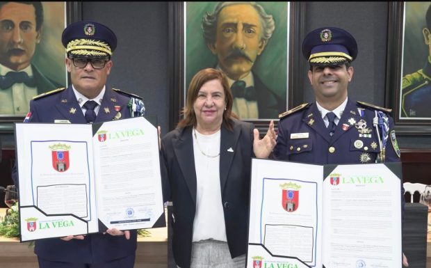 Video: Alcaldía de La Vega distingue como hijos adoptivos y meritorios al general Juan Pablo Ferreira Verás y al coronel Rafael Guillermo Guzmán Chomalí