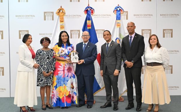 Banco Central dona obras literarias a la Biblioteca Abigaíl Mejía, del Ministerio de la Mujer