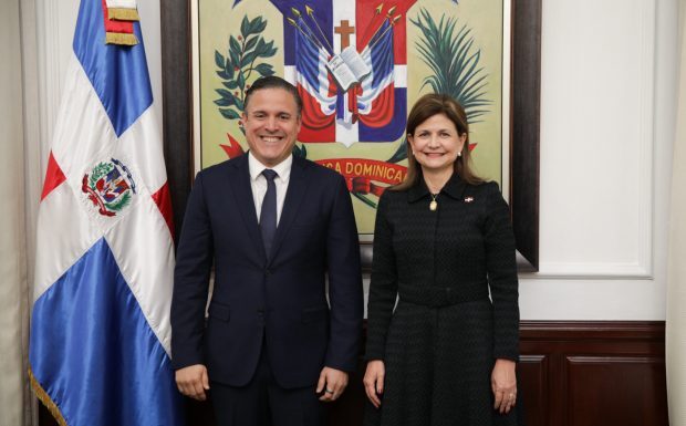 Raquel Peña juramenta a Jean Luis Rodríguez como nuevo ministro de Vivienda
