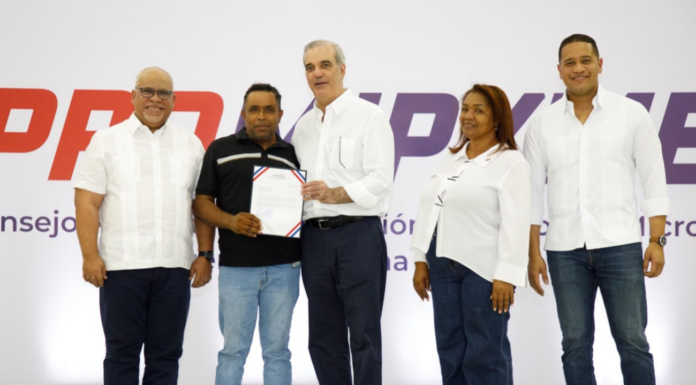 Presidente Abinader entrega RD 85 millones a 400 microempresarios y anuncia ampliación del Programa “Tu Firma es tu Garantía”
