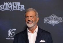 Mel Gibson enfrenta críticas por gestos detrás de un intérprete de lengua de señas
