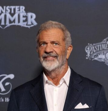 Mel Gibson enfrenta críticas por gestos detrás de un intérprete de lengua de señas