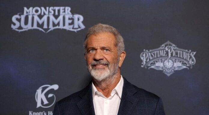 Mel Gibson enfrenta críticas por gestos detrás de un intérprete de lengua de señas