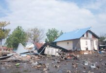 Más de 5.000 indonesios permanecen desplazados tras el fuerte terremoto de 7,7