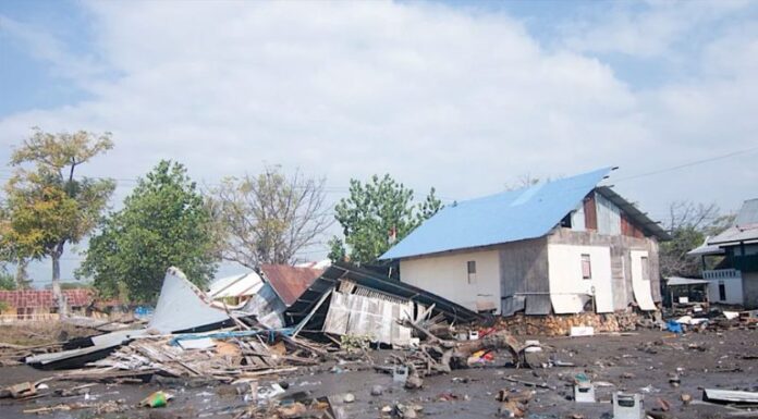 Más de 5.000 indonesios permanecen desplazados tras el fuerte terremoto de 7,7