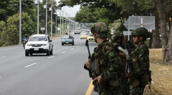 Un ataque con explosivos destruye un peaje un día después de la investidura de De la Espriella en Colombia