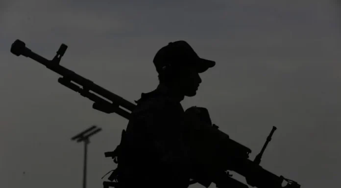 Mueren dos rescatistas al impactar un misil cerca de un buque atacado por los hutíes de Yemen