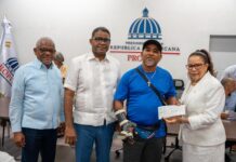 Gobierno entrega ayudas económicas a comerciantes afectados por ampliación de avenida Los Beisbolistas en Manoguayabo