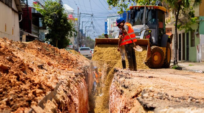 Fellito Suberví inspecciona obras en las “villas” y pide paciencia a comerciantes y residentes