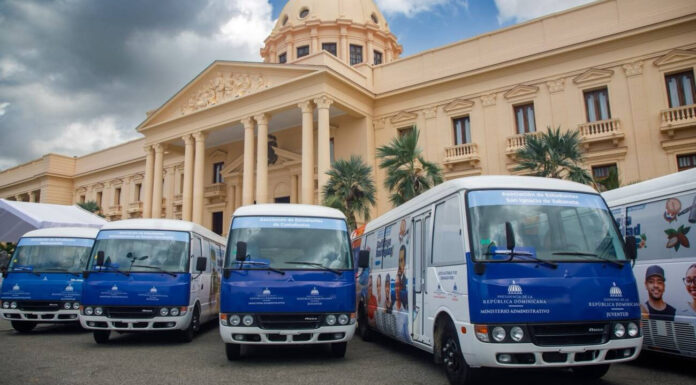 Presidente Abinader transforma la movilidad universitaria con la entrega de 40 nuevos autobuses en beneficio de miles de estudiantes de todo el país