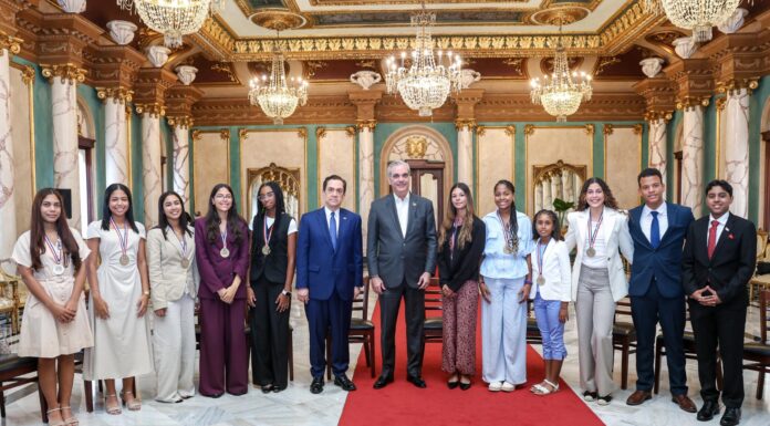Presidente Abinader recibe a los estudiantes dominicanos residentes en España galardonados con el Premio al Mérito Escolar 2026