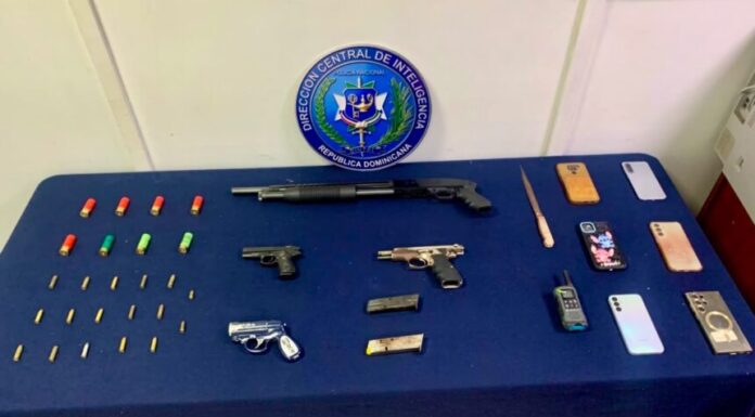 DINTEL y MP detienen a dos personas y ocupan armas y municiones durante allanamientos en Santiago