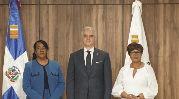 Ministro de Educación juramenta a Xiomara Guante como directora del INAIPI