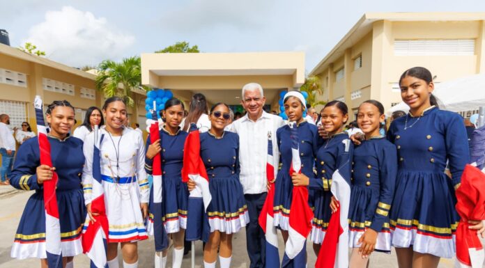 Ricardo de los Santos afirma invertir en educación es invertir en democracia El presidente de la Cámara Alta y senador por Sánchez Ramírez encabezó la apertura del año escolar en su provincia