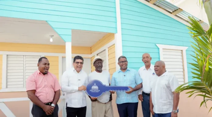 Propeep entrega casa nueva y equipada a hombre que vivía de forma precarias en El Tamarindo II de SDE