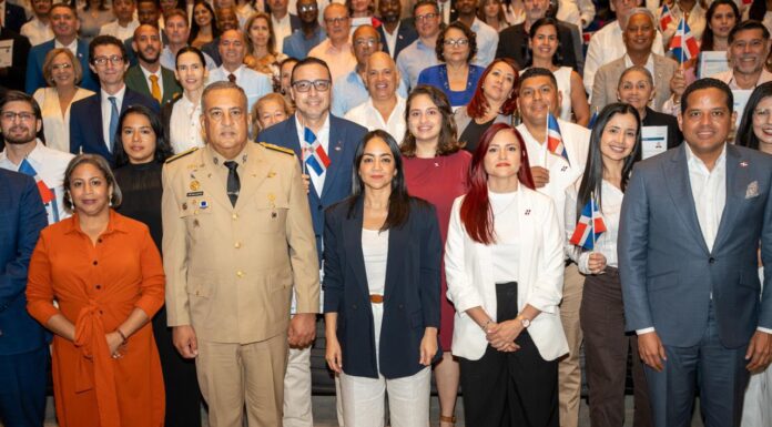 Faride Raful encabeza juramentación de nuevos dominicanos y destaca compromiso con la patria