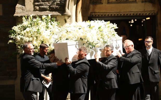 El funeral de Bonnie Tyler recuerda a la estrella que nunca se comportó como una diva
