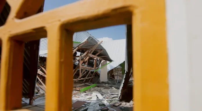 «Nos cayeron trozos de techo en la cabeza», dice español afectado por sismo en Indonesia