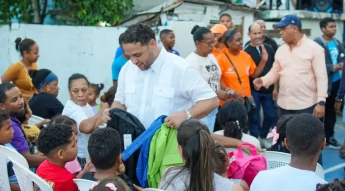 Manuel Cruz entrega computadoras, tabletas y útiles escolares a 800 niños en Los Girasoles
