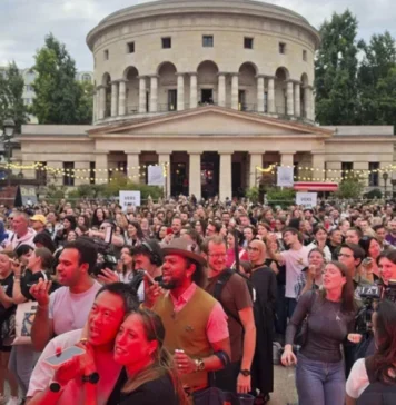 Video | 10.000 personas reciben a Céline Dion con un karaoke gigante tras seis años sin conciertos