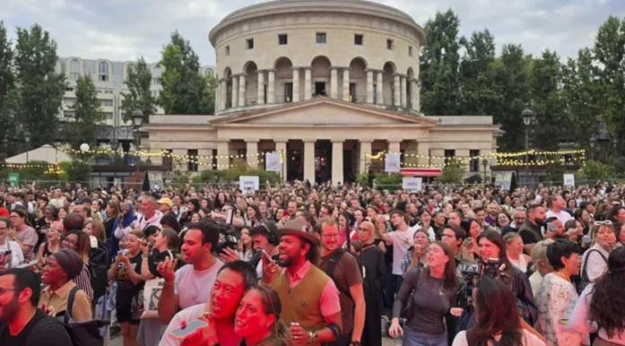 Video | 10.000 personas reciben a Céline Dion con un karaoke gigante tras seis años sin conciertos