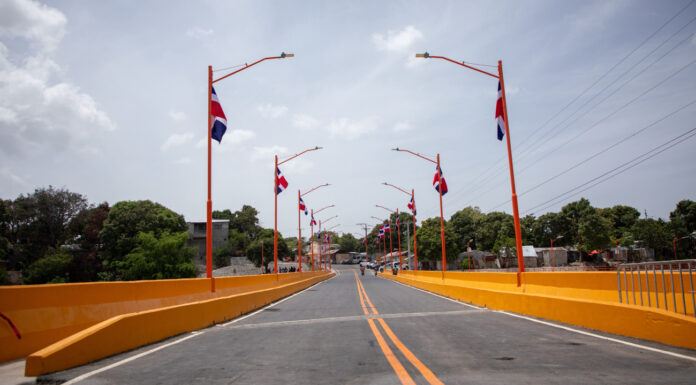 Tras más de 40 años de espera, presidente Luis Abinader inaugura puente Los Hierros en Baní, que conectará comunidades y fortalecerá producción agrícola