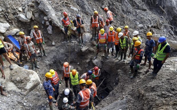 Unos 600 niños siguen sin ser localizados en Nepal nueve días después de la riada