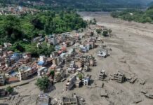 Riada Nepal deja al menos 1,225 muertos y 4,757 desaparecidos